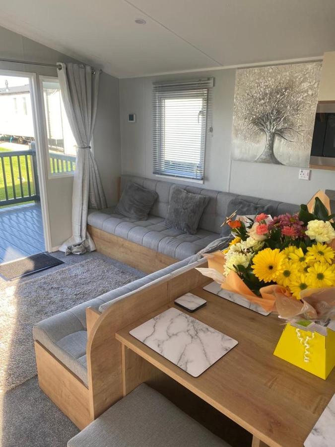Modern 3 Bedroom Caravan Near The Beach Walton-on-the-Naze Exterior foto