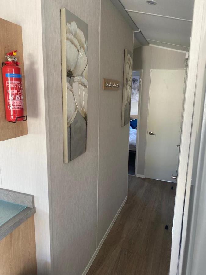Modern 3 Bedroom Caravan Near The Beach Walton-on-the-Naze Exterior foto